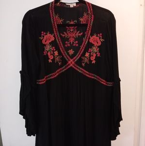 Umgee black and red peasant tunic blouse. Size Large